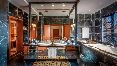 加德满都加德满都凯悦酒店 的浴室配有两个盥洗盆和浴缸。