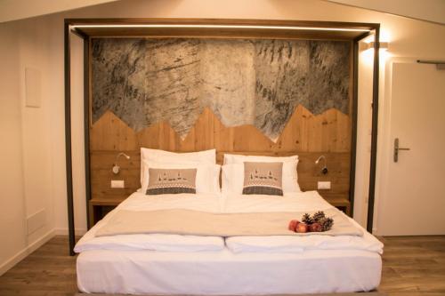 莱维科特尔梅佛罗里达酒店的一间卧室配有一张大床和木制床头板