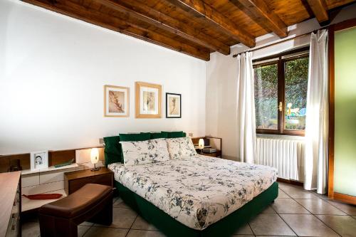 梅纳Villa Marta的一间卧室设有一张床和一个窗口