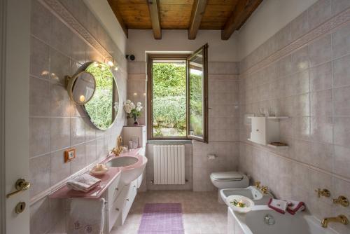 梅纳Villa Marta的浴室配有盥洗池、卫生间和镜子。