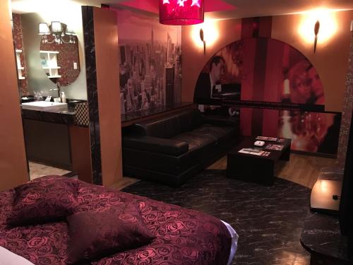 广岛Hotel Apricot (Adult Only)的带沙发和镜子的客厅