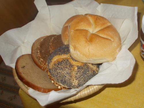 魏勒格Bauernhof Moadl的桌上的篮子里的两块三明治