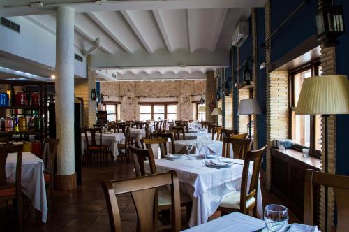 莫蒂利亚德尔帕兰卡尔塞托斯酒店餐厅的餐厅内带桌椅的用餐室