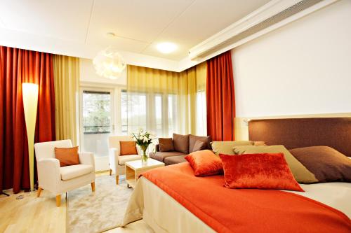 米凯利米凯拉塞马查曼特酒店的一间卧室设有一张床和一间客厅。