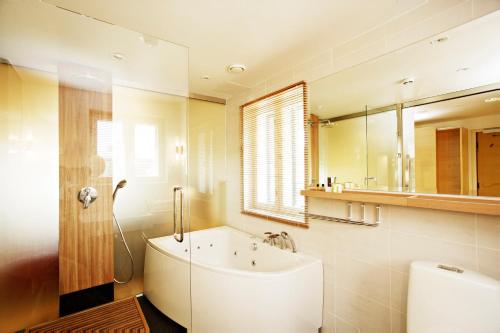 米凯拉塞马查曼特酒店的一间浴室