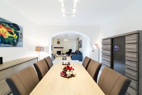 卢森堡女王豪华公寓 - 克尔特纳别墅酒店的一间带桌椅的用餐室