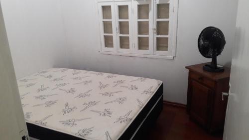 皮拉图巴Casa para 12 pessoas的一间小卧室,配有床和窗户