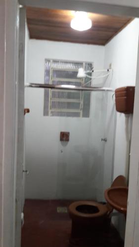 皮拉图巴Casa para 12 pessoas的一间带卫生间和玻璃门的浴室