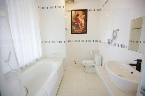 土龙木市薰衣草酒店的带浴缸、卫生间和盥洗盆的浴室