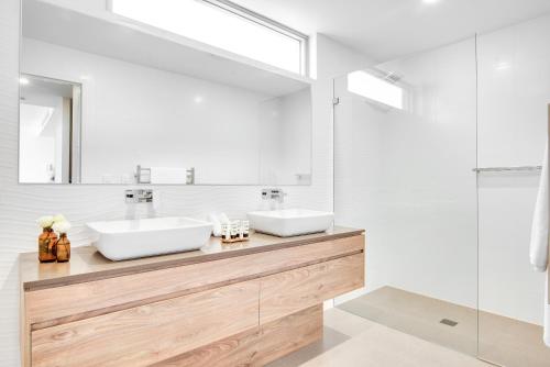 奥斯汀莫奥斯汀海滩海角酒店的浴室设有2个水槽和镜子