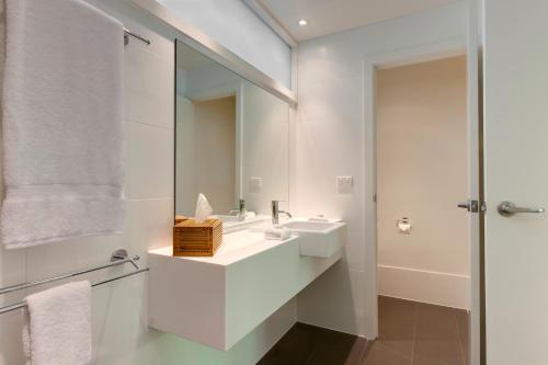 汉密尔顿岛棕榈简易别墅酒店的白色的浴室设有水槽和镜子