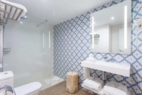 坎皮卡福特瑟斯洛克特斯公寓的一间带水槽、卫生间和镜子的浴室