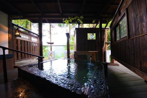 
天水氧日式旅馆内部或周边的泳池
