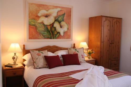 赫尔斯顿Mandeley Guest House的一间卧室配有一张壁画床