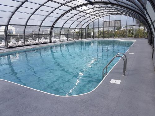 索姆河畔的圣瓦列里沃尔里克露营旅馆的一座带玻璃天花板的大型游泳池