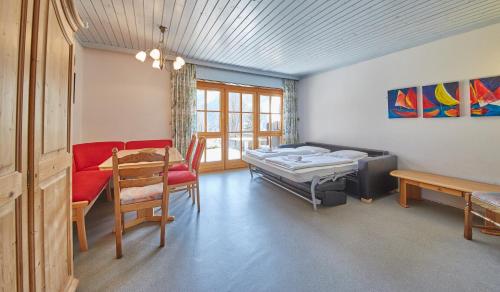 萨尔巴赫Appartement Bernkogel的客房设有床、沙发和桌子。