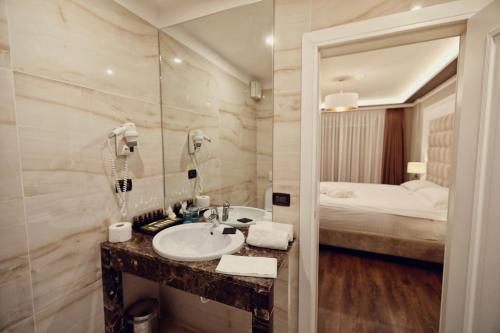 格勒姆高级海滩酒店的一间带水槽和床的浴室