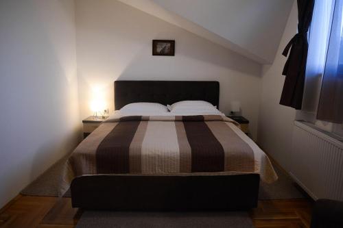 斯梅代雷沃皇家公寓的一间卧室配有一张带棕色和白色毯子的床