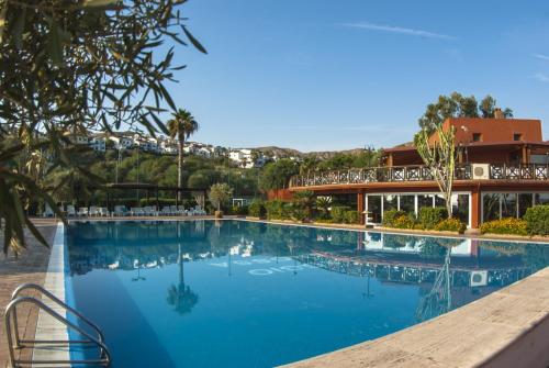 克罗托内Futura Club Casarossa的度假村前的大型游泳池