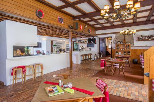 卡普伦Alpenhaus Kesselfall, Zell am See - Kaprun Sommercard included的一间带桌椅的餐厅和一间酒吧