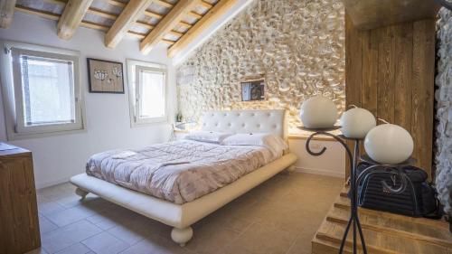 皮耶韦迪索利戈B&B Agli Angeli的一间卧室设有一张床和石墙