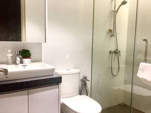 吉隆坡孟沙东火车站魅力公寓的浴室配有卫生间、盥洗盆和淋浴。