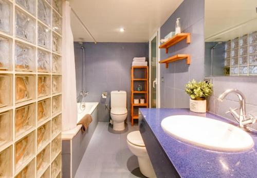 略夫雷加特河畔奥斯皮塔莱特Camp Nou Apartment的一间带水槽和卫生间的浴室
