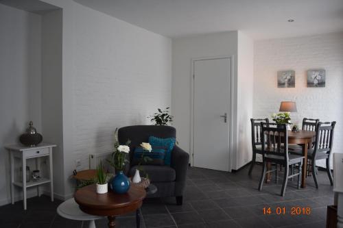 法尔肯堡Aan 't kapelke的客厅配有椅子和桌子