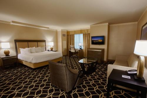马里兰高地圣路易斯好莱坞赌场酒店的酒店客房设有床和客厅。