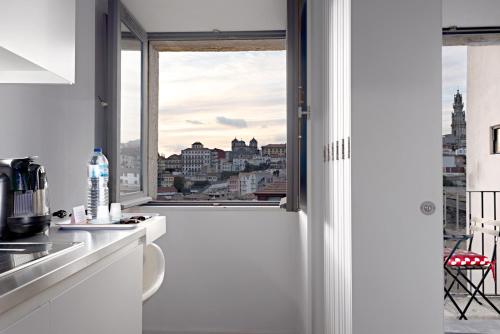 波尔图老城设计公寓的厨房设有窗户,享有城市美景