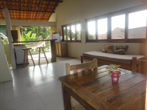 伊塔卡雷Flat Pituba Itacaré的客厅配有桌子和沙发