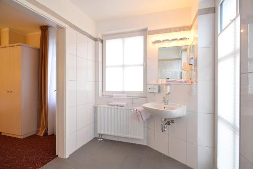 汉堡贝赫曼酒店的白色的浴室设有水槽和窗户。