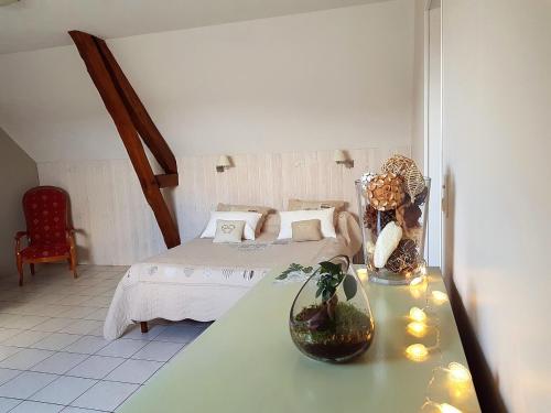 吉尔维斯Le Champ du Pré的小房间设有一张床和一张桌子,