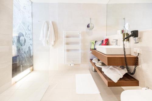 菲拉赫特尔蒙卡拉瓦肯豪弗酒店的一间带水槽和淋浴的浴室
