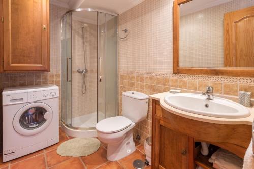 马贝拉Beachfront Apartment Marbella的浴室配有卫生间、盥洗盆和洗衣机。