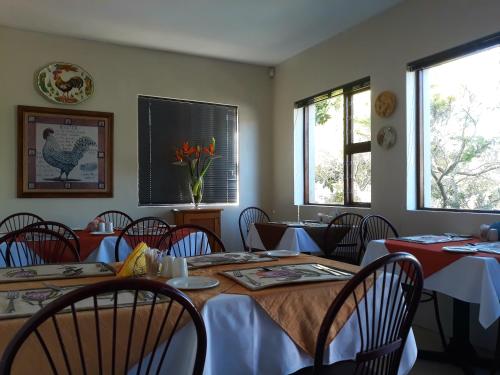 伊丽莎白港阿尔伯特路花园旅馆的一间带桌椅的用餐室和2个窗户