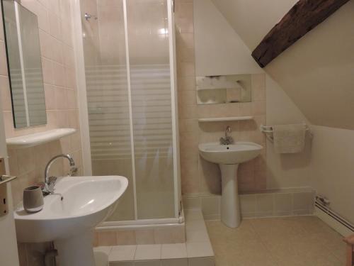 Mareuil-sur-CherLes Berges的白色的浴室设有水槽和淋浴。