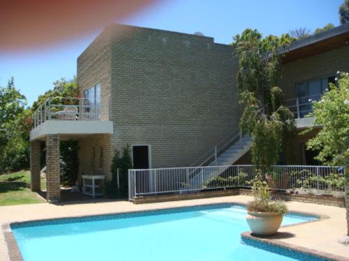 豪特湾维特乐尔斯小屋酒店的大楼前带游泳池的房子