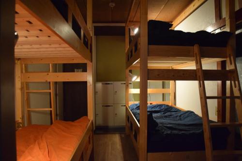 东京时恩时米旅馆的一间卧室配有两张双层床。