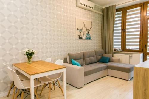 兹维日涅茨Apartamenty Roztocze的客厅配有沙发和桌子