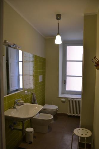 那不勒斯Casa Arcoiris的一间带水槽和卫生间的浴室以及窗户。