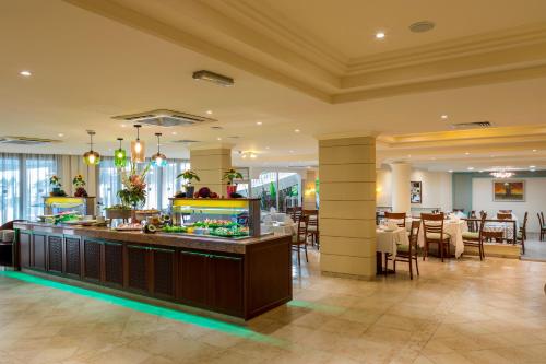帕福斯爱美尔海滩酒店及度假中心的一间在房间中间供应自助餐的餐厅