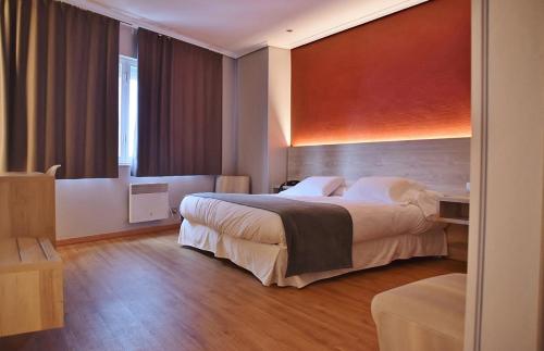 塞埃Hospedium Hotel La Marina Costa da Morte的一间设有大床和窗户的酒店客房
