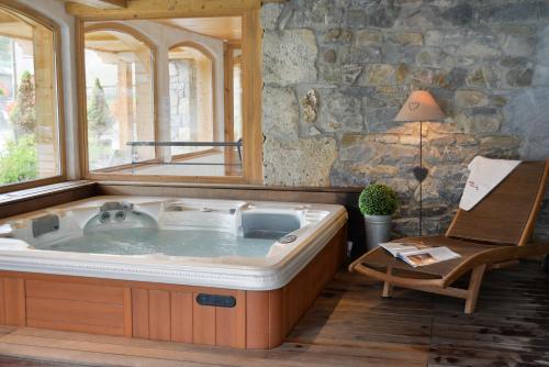 莫里永莫里永魅力特色Spa酒店的石墙房间内的热水浴缸