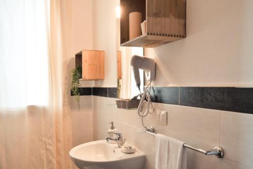 圣塔·马里亚·迪·帕尔玛Tenute Delogu Wine Resort的一间带水槽和卫生间的小浴室