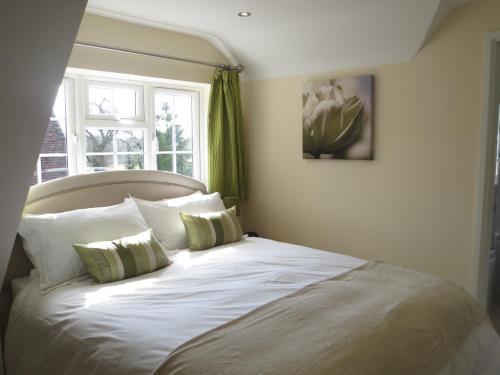 牛津Oxford Apartments 2的卧室内的一张带白色床单和枕头的床