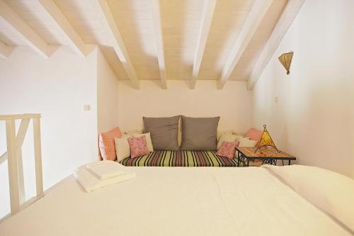 赞布热拉-杜马尔Monte da Xica - Somente Adultos的一间卧室配有一张床和一个沙发