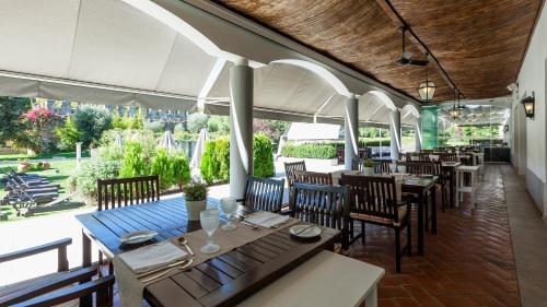 埃武拉AR城墙酒店的一间带桌椅的餐厅和庭院