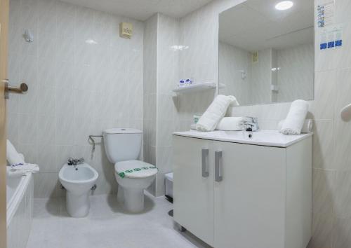贝尼多姆Magic Cristal Park的白色的浴室设有卫生间和水槽。