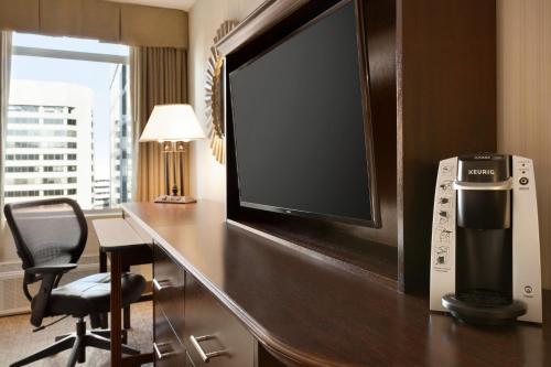 阿林顿Crowne Plaza Crystal City-Washington, D.C., an IHG Hotel的酒店客房配有书桌、电视和椅子